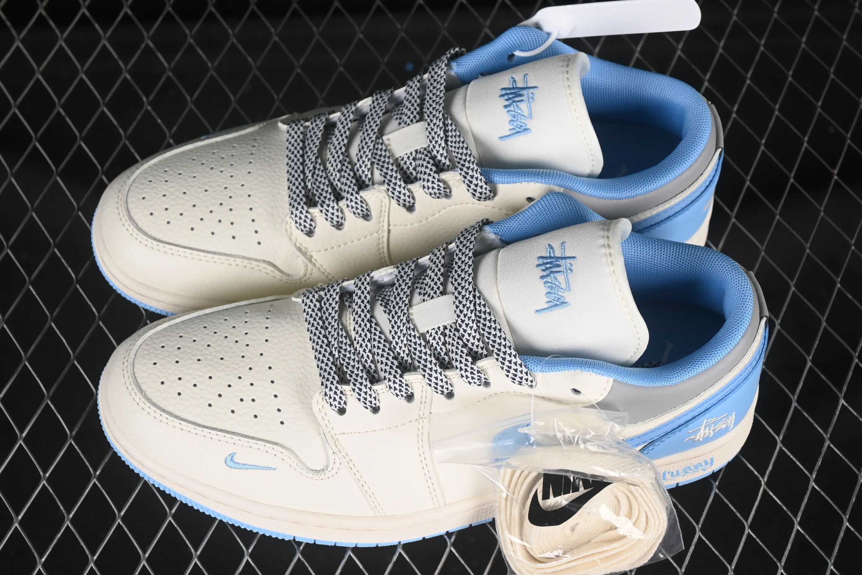 All categories Air Jordan Jordan series basketball shoes Air Jordan 1 Low High-end customized low-top sneakers Air Jordan 1 Low AJ1 Joe 1 Stucci co-branded white and blue three-dimensional hook High-end customized low-top retro basketball shoes XS6086-559
